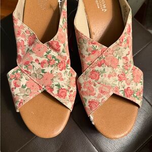 Floral Cross-Strap Women's Sandals